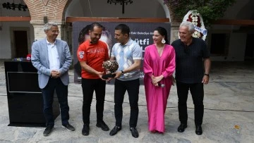 Kuşadası Belediyesi Eski Başkanı L&uuml;tfi Suyolcu, &ouml;l&uuml;m&uuml;n&uuml;n 28'inci yılında anıldı
