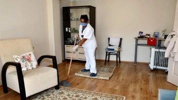 Kuşadası Belediyesi Evde Bakım Birimi vatandaşları yalnız bırakmıyor