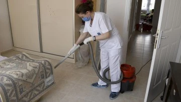 Kuşadası Belediyesi Evde Bakım Birimi vatandaşların yanında