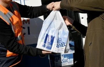 Kuşadası Belediyesi'nden &ccedil;ocuklara 10 ayda 80 bin litre s&uuml;t desteği