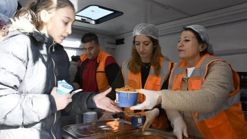 Kuşadası Belediyesi'nden makarna ve ayran ikramı