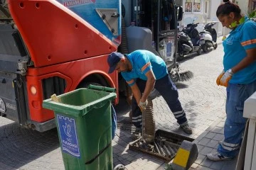 Kuşadası Belediyesi&rsquo;nden su taşkınlarına karşı aralıksız mesai