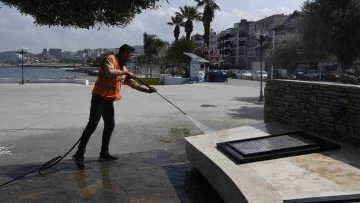 Kuşadası Belediyesi&rsquo;nin temizlik mesaisi aralıksız s&uuml;r&uuml;yor