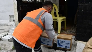 Kuşadası Belediyesi ramazan paketlerini hanelere ulaştırıyor