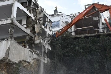 Kuşadası Belediyesi riskli yapılara ge&ccedil;it vermiyor