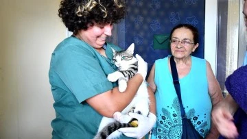 Kuşadası Belediyesi sahipsiz can dostlara kucak a&ccedil;maya devam ediyor