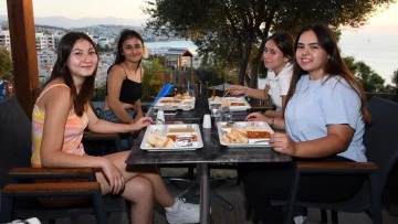 Kuşadası Belediyesi sofrasını &uuml;niversite &ouml;ğrencilerine a&ccedil;tı