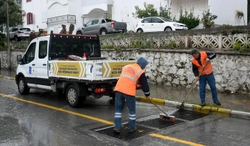 Kuşadası Belediyesi t&uuml;m ekipleri ile sahada