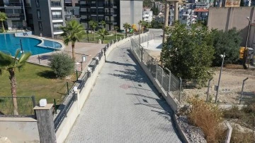 Kuşadası Belediyesi yol yapım &ccedil;alışmalarına devam ediyor