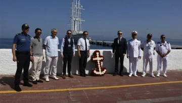 Kuşadası denizine şehitler anısına &ccedil;i&ccedil;ek bırakıldı