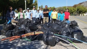 Kuşadası Doğal Botanik Park&rsquo;tan bir kamyon &ccedil;&ouml;p toplandı