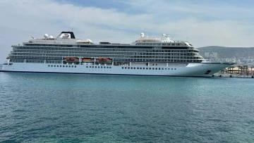 Kuşadası Limanı'na 4 gemi bereketi ile geldi
