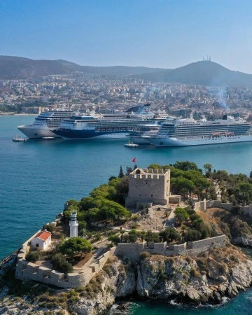 Kuşadası'na 4 gemiyle denizden 6 bin 854 yolcu geldi