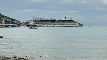 Kuşadası'na 4 kruvaziyer gemisiyle 8 bin 200 turist geldi