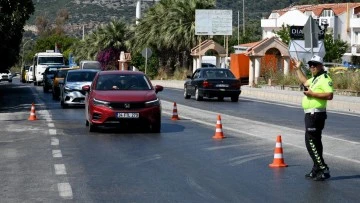 Kuşadası&rsquo;na bir g&uuml;nde 40 binden fazla ara&ccedil; giriş yaptı