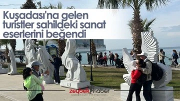 Kuşadası'na gelen turistler sahildeki sanat eserlerini beğendi