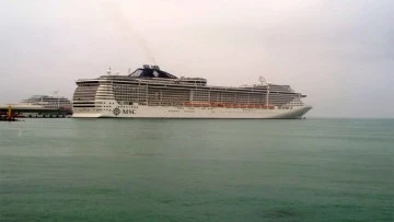 Kuşadası'na kruvaziyer gemileriyle birlikte 4 bin turist geldi