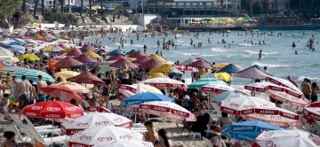 Kuşadası'na tatilci akını