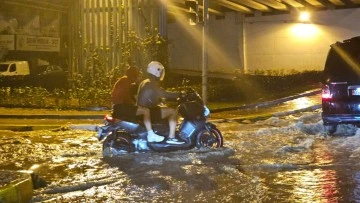 Kuşadası&rsquo;nda 10 dakikalık sağanak yağış yolları g&ouml;le &ccedil;evirdi