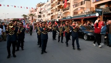 Kuşadası'nda 23 Nisan korteji renkli g&ouml;r&uuml;nt&uuml;lere sahne oldu
