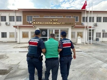 Kuşadası&rsquo;nda 28 yıl hapis cezası ile aranan dolandırıcı yakalandı