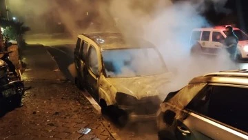 Kuşadası&rsquo;nda ara&ccedil;ların kundaklandığı iddiası
