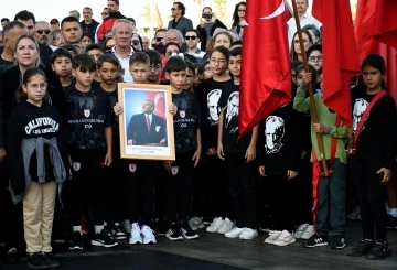 Kuşadası'nda Atat&uuml;rk t&ouml;renle anıldı