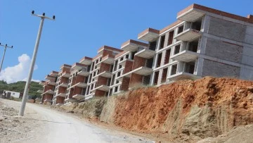 Kuşadası&rsquo;nda dağ taş inşaat olmaya başladı