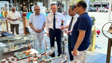 Kuşadası'nda d&uuml;zenlenen etkinlikte Su &Uuml;st&uuml;nde'nin standı yoğun ilgi g&ouml;rd&uuml;