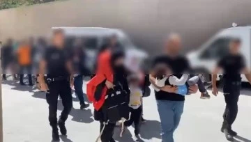 Kuşadası'nda d&uuml;zensiz g&ouml;&ccedil;menler polise yakalandı