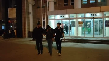 Kuşadası'nda g&ouml;&ccedil;men ka&ccedil;ak&ccedil;ıları kıskıvrak yakalandı