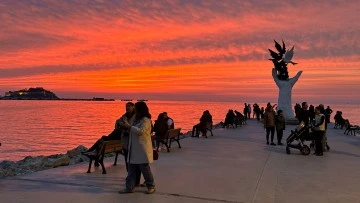 Kuşadası'nda g&uuml;n batımı izleyenleri mest etti