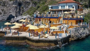 Kuşadası'nda g&uuml;neşin en g&uuml;zel battığı yerde caz notaları y&uuml;kseliyor