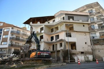 Kuşadası'nda hasarlı ve dayanıksız yapılar yıkılıyor