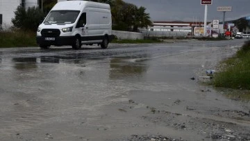 Kuşadası'nda karayolları sorumluluğundaki yollar dakikalar i&ccedil;inde g&ouml;le d&ouml;nd&uuml;