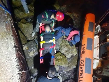 Kuşadası'nda kayalıklardan d&uuml;şen yabancı uyruklu şahıs kurtarıldı