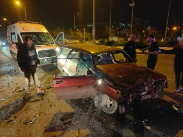 Kuşadası'nda kırmızı ışık ihlali kazaya neden oldu: 2 yaralı