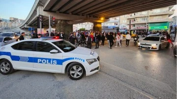 Kuşadası'nda kırmızı ışıkta ge&ccedil;me kavgası: 1&rsquo;i ağır 3 yaralı