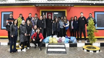 Kuşadası'nda &ouml;ğrenciler can dostları besledi