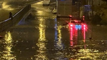 Kuşadası&rsquo;nda sağanak yağış: Yollar g&ouml;le d&ouml;nd&uuml;, s&uuml;r&uuml;c&uuml;ler zor anlar yaşadı