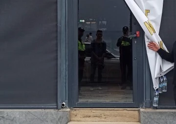 Kuşadası'nda uzun namlulu silahlarla ateş a&ccedil;ılan işletme m&uuml;h&uuml;rlendi