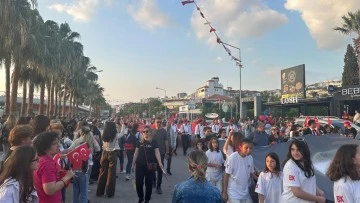 Kuşadası'nda vatandaşlardan coşkulu y&uuml;r&uuml;y&uuml;ş