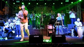 Kuşadası&rsquo;nda Yeşil&ccedil;am şarkıları yankılandı