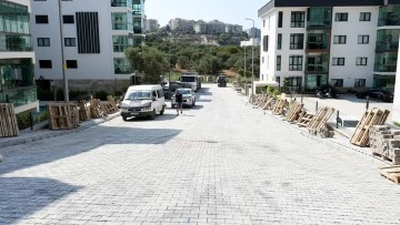 Kuşadası'nda yol &ccedil;alışmaları devam ediyor