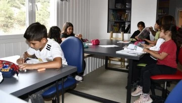 Kuşadası'ndaki K&uuml;t&uuml;phane ve Kitap Kafe her yaştan vatandaşa hitap ediyor