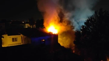 Kuşadası'ndaki yangında binanın &ccedil;atısı &ccedil;&ouml;kt&uuml;