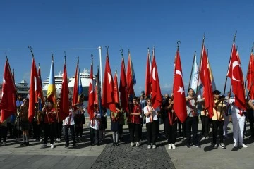 Kuşadası&rsquo;nı cumhuriyetin 100. yıl coşkusu sardı