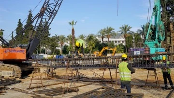 Kuşadası'nın Kent Meydanı y&uuml;kseliyor