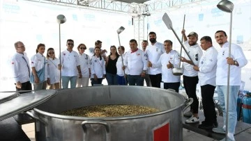 Kuşadası Sokak Festivali&rsquo;nin dev kazanı bu kez dayanışma i&ccedil;in kaynadı