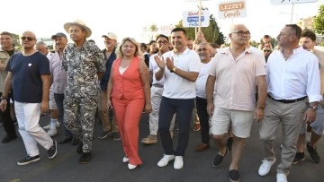 Kuşadası Sokak Festivali renkli bir a&ccedil;ılışla başladı